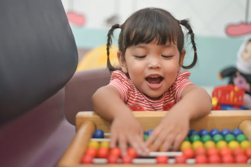 Gaya belajar kinestetik akan belajar lebih baik jika menyentuh atau praktik langsung.